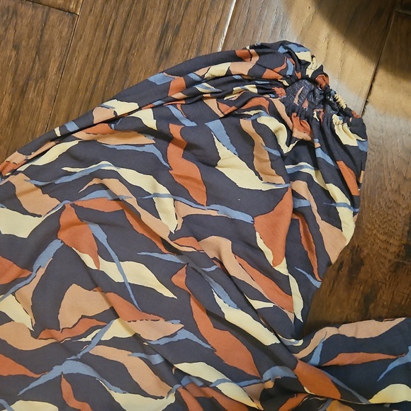 Patterned Women's Top - Picture 5 of 6